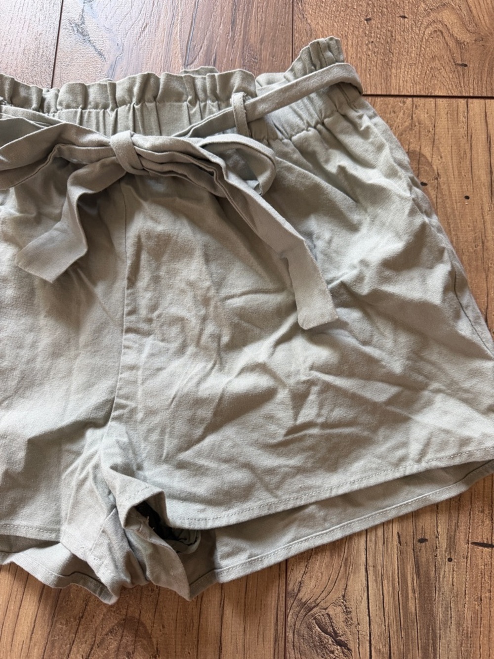 Lulu's Sage green Paperbag Waist Tie-Front Shorts women’s medium - Picture 5 of 6